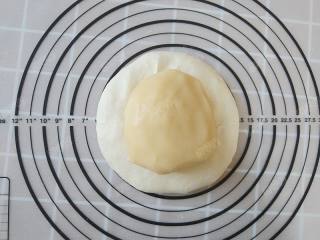 9、糖酥饼,油皮擀开，油酥放在油皮中间