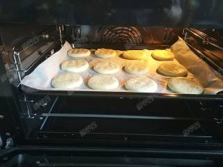 20、糖酥饼,放入预热好的烤箱中层