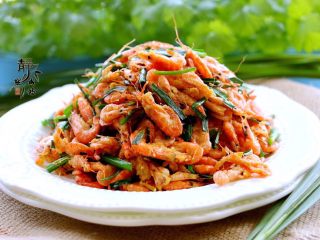 9、独家韭菜炒河虾,装盘享用。