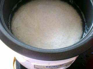 1、自制(皮蛋瘦肉粥),大米淘洗净，放入电饭锅内加适量水，煮至开锅；