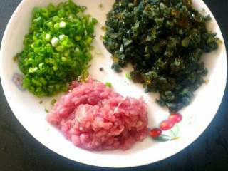 3、自制(皮蛋瘦肉粥),香葱  瘦肉  松花蛋分别切碎；