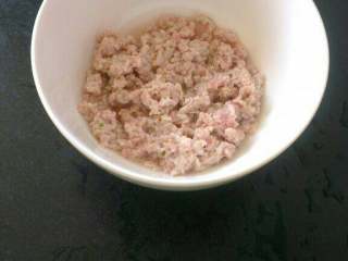 4、自制(皮蛋瘦肉粥),将肉末放入碗中，反复倒入适量开水烫至肉末变色去腥味儿沥干水分待用；