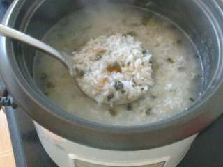 5、自制(皮蛋瘦肉粥),粥煮熟后，倒入松花蛋和肉末搅匀煮至开锅，加盐  鸡精调味儿；