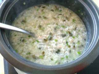 6、自制(皮蛋瘦肉粥),最后撒人葱花搅匀；