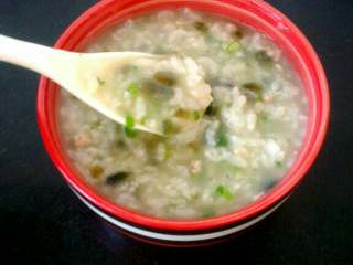 7、自制(皮蛋瘦肉粥),盛出即可食用*^_^*