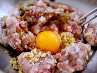 1、韭菜海虹发面包&紫薯二米粥,猪肉馅里加入一个鸡蛋、花椒粉、料酒、老抽、生抽和味精和姜末调味、然后顺时针搅拌上劲