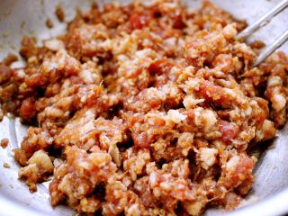 2、韭菜海虹发面包&紫薯二米粥,搅拌上劲的肉馅做好以后