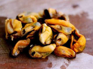 3、韭菜海虹发面包&紫薯二米粥,海虹提前摘洗干净、放入锅中煮熟后、扒出肉来