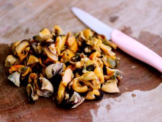 4、韭菜海虹发面包&紫薯二米粥,每个海虹肉用刀切3块、不要切的太碎了、那样口感不是太好