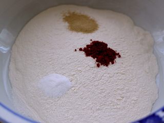 5、韭菜海虹发面包&紫薯二米粥,面粉里3个地方、分别放入酵母、红曲粉红泡打粉