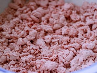 6、韭菜海虹发面包&紫薯二米粥,用温水一点点先用筷子搅拌成雪花状