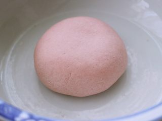 7、韭菜海虹发面包&紫薯二米粥,再来和成光滑的面团、醒发半个小时