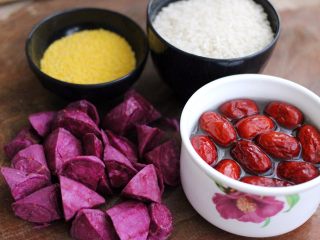 11、韭菜海虹发面包&紫薯二米粥,红枣提前泡发、紫薯去皮后洗净切成菱形块、大米和小米冲洗干净