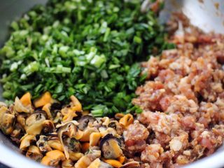 9、韭菜海虹发面包&紫薯二米粥,把切好的海虹和韭菜放入搅拌好的馅料中搅拌均匀
