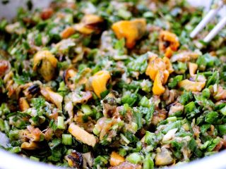 10、韭菜海虹发面包&紫薯二米粥,加入猪油搅拌均匀即可