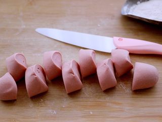 12、韭菜海虹发面包&紫薯二米粥,揉好的面团搓成长条、用刀切成大小一致的剂子