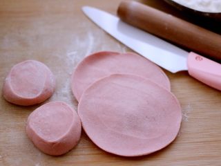 13、韭菜海虹发面包&紫薯二米粥,摁扁后擀成圆形薄面皮