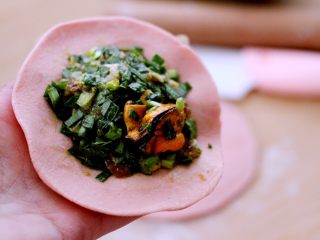 14、韭菜海虹发面包&紫薯二米粥,把馅料放入面皮中