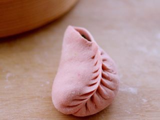 15、韭菜海虹发面包&紫薯二米粥,从底部开始分别从两边各捏一下、直至到头