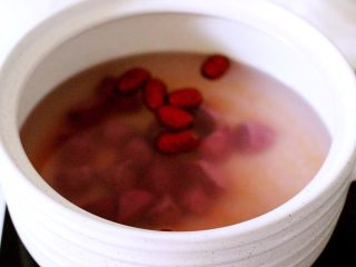 17、韭菜海虹发面包&紫薯二米粥,锅里加入适量清水、把洗净的切成块的紫薯、大米和小米、红枣放入锅中