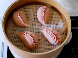 18、韭菜海虹发面包&紫薯二米粥,上面放上蒸笼、把包好的柳叶包子放入