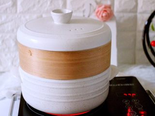 19、韭菜海虹发面包&紫薯二米粥,中火烧开后继续蒸12分钟即可关火、焖4分钟即可