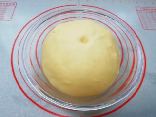 5、甜味面包卷,发酵好的面团特别喧软。