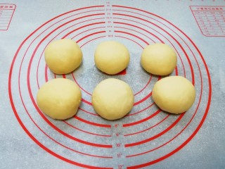 6、甜味面包卷,从盆里取出排气,分成六份。