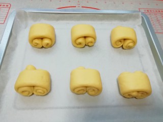 11、甜味面包卷,烤盘上铺油纸,放上做好的面包卷生胚。