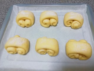 15、甜味面包卷,面包卷上筛一层薄薄的高筋面粉。