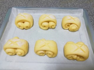 16、甜味面包卷,用刀片划出“X”形。