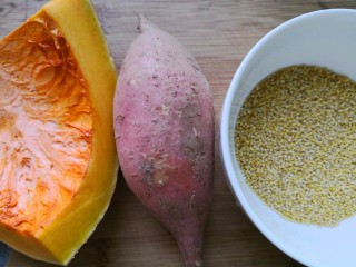 1、红薯南瓜粥,准备食材