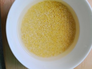 2、红薯南瓜粥,小米清洗干净后放清水浸泡半小时