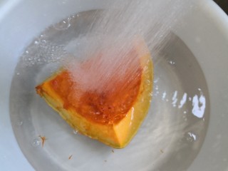 3、红薯南瓜粥,南瓜去籽用清水冲洗干净