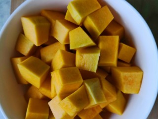 4、红薯南瓜粥,去皮切成小方块备用
