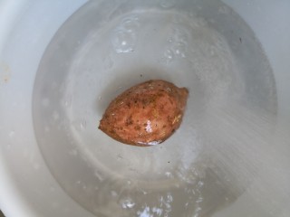 5、红薯南瓜粥,紅薯用清水清洗干净