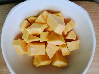 6、红薯南瓜粥,去皮切成小方块备用