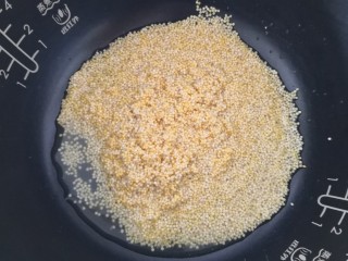 7、红薯南瓜粥,浸泡好的小米放入电饭锅里