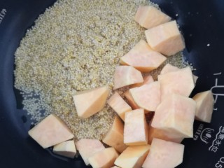 8、红薯南瓜粥,再放入切好的紅薯