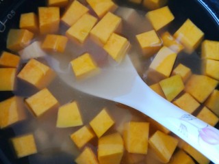 11、红薯南瓜粥,用勺子搅拌均匀