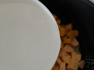 10、红薯南瓜粥,放入适量的清水