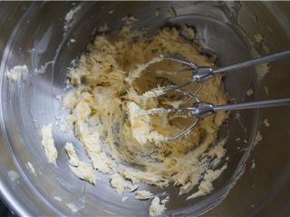 6、好吃的切达芝士酥饼,每加一次打至完全吸收再加下一次