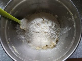 9、好吃的切达芝士酥饼,筛入低筋面粉