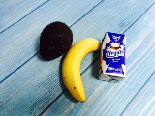 1、香蕉牛油果奶昔,准备好食材：牛油果、香蕉、酸奶