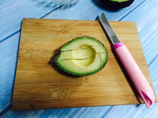 3、香蕉牛油果奶昔,在牛油果上打花刀