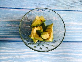 4、香蕉牛油果奶昔,然后直接用勺子舀出果肉放入沙拉碗备用