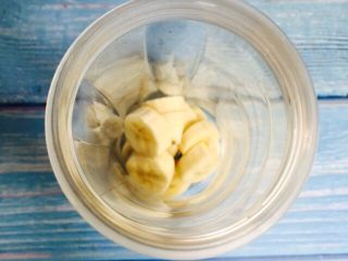 7、香蕉牛油果奶昔,香蕉放入料理杯