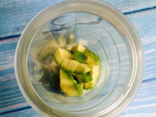 8、香蕉牛油果奶昔,牛油果放入料理杯