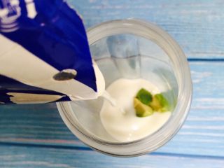 9、香蕉牛油果奶昔,倒入酸奶