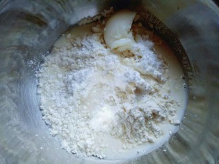 1、蛋黄酥,首先做油皮:将面粉放入大口的容器中，加入猪油，(猪油我自己熬的) 加入糖粉，分次加入水，(水不要一次性全部加入面粉中，分次加入，因为不同品牌的面粉吸水量不同，所以切记不要一次性加入。)